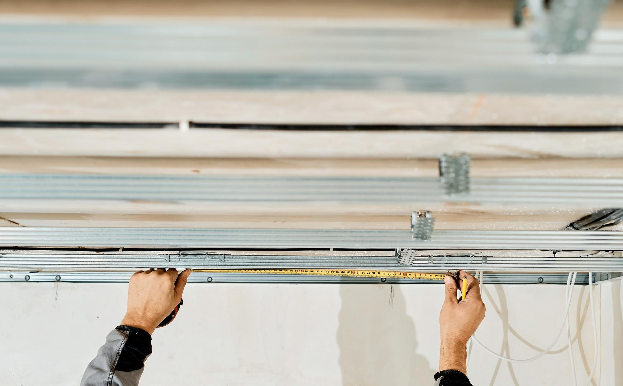Mesure et préparation d’un plafond avant travaux de plâtrerie