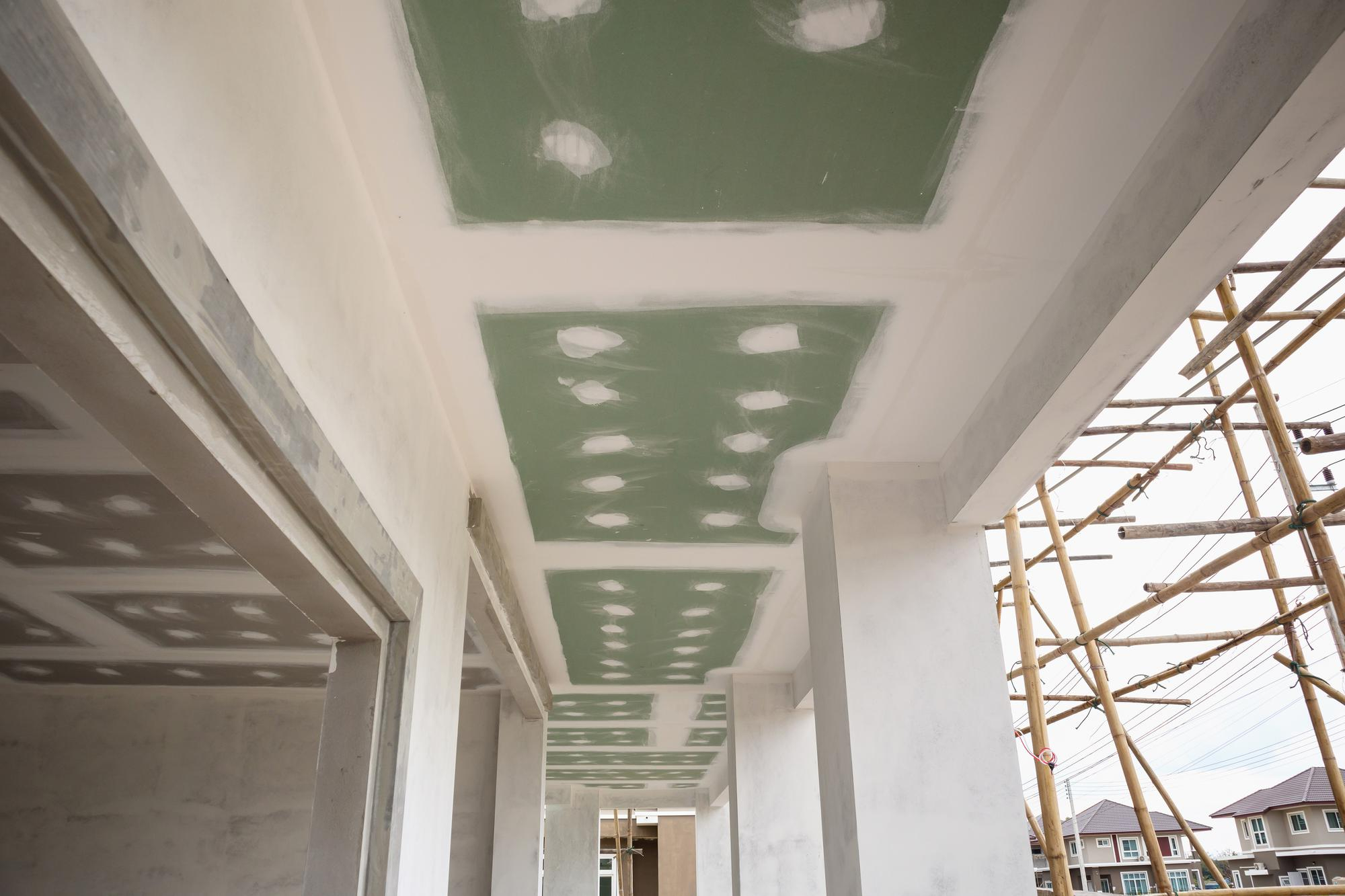 Plafond en plaques de plâtre en cours de finition